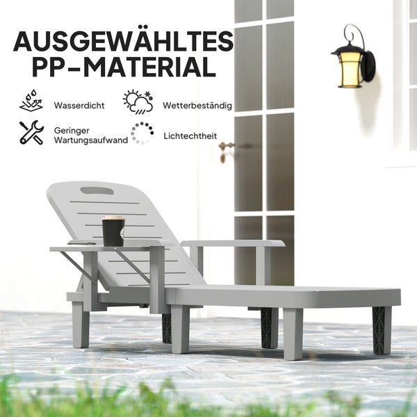 Regal mit Kissen, Metallkiste, Stoffbeutel, Holzspielzeugauto und Eimer vor einer Tapete mit Rennwagenmuster