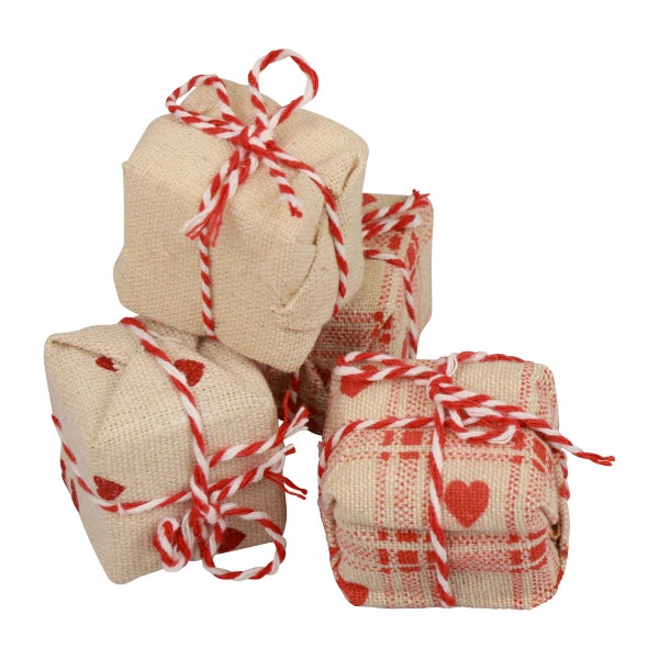 Dekorative Geschenkpakete aus Stoff mit roter Kordel