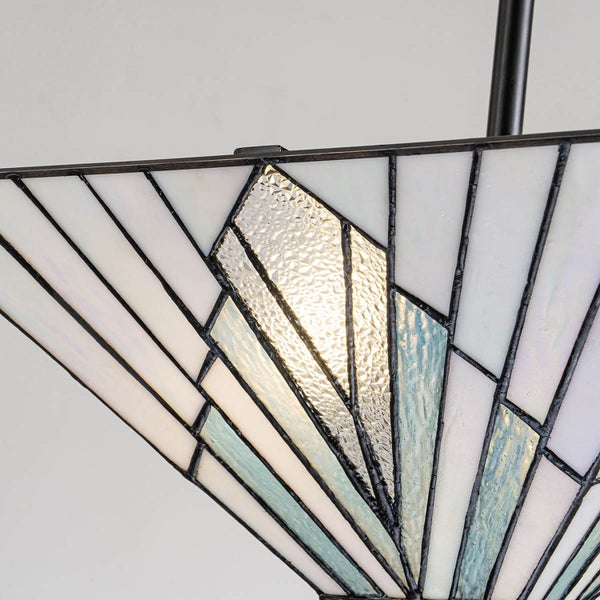 Detailansicht einer Tiffany-Hängeleuchte mit Glasmosaik