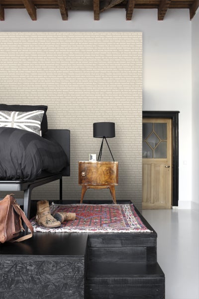 Schlafzimmer mit gemusterten Tapeten, Bett und Nachttisch