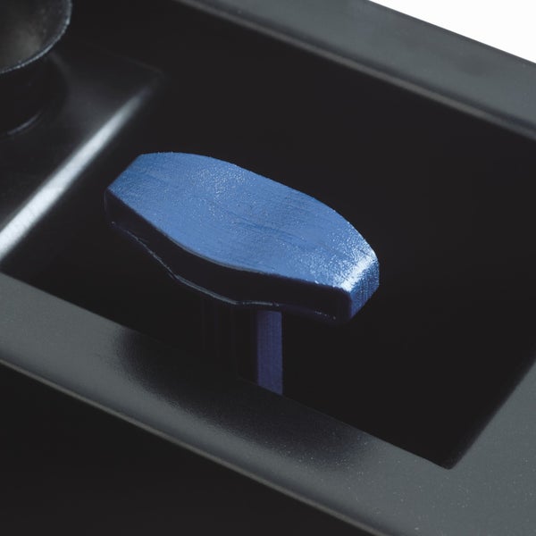 Blauer T-Griff als Bedienelement.