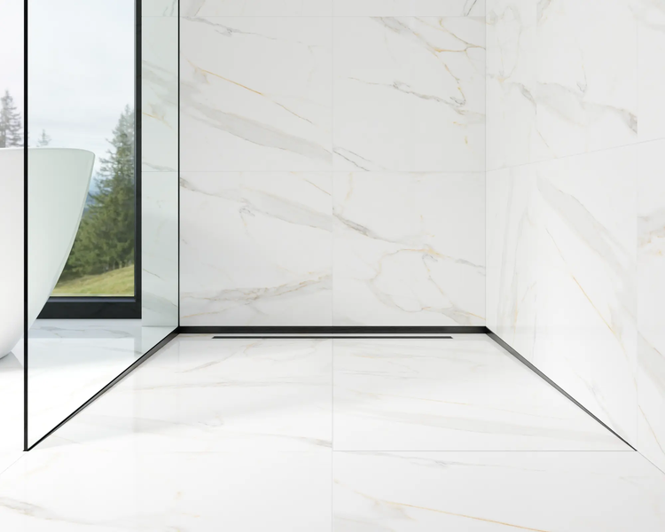 Modernes helles Badezimmer mit großformatigen Wand- und Bodenfliesen in Marmoroptik und einer Dusche mit Glaswand.