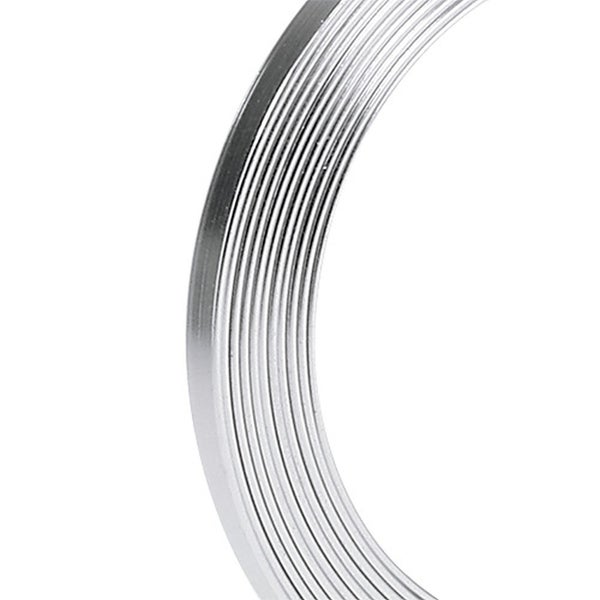 Detailansicht eines metallischen Rings mit gerippter Oberflächenstruktur.
