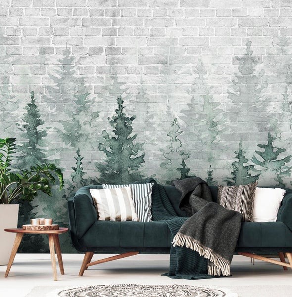 Wohnzimmer mit gemusterter Tapete, Sofa und Beistelltisch