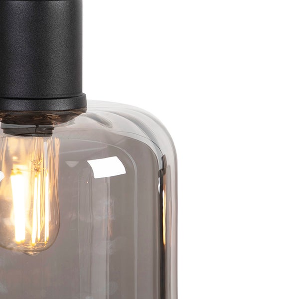 Detailaufnahme einer Pendelleuchte mit transparentem Glasschirm und Leuchtmittel