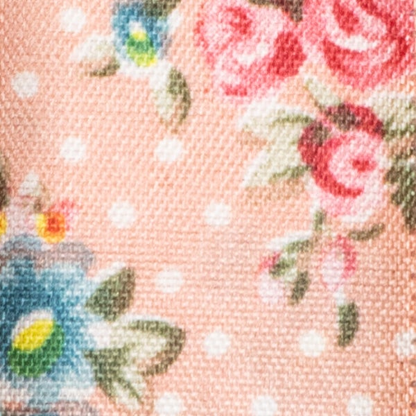 Nahaufnahme eines Stoffes mit Blumenmuster und Punkten