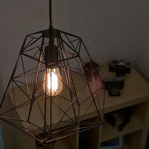 Pendelleuchte mit geometrischem Lampenschirm und Glühbirne