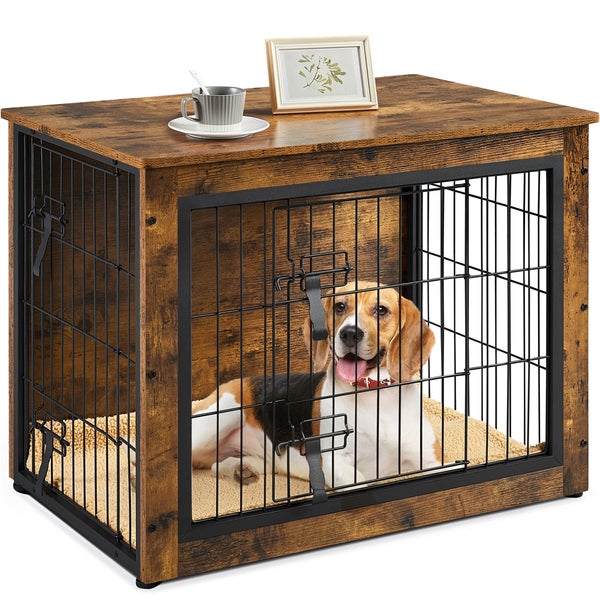 Hundehütte mit Gittertür, Holzelementen und einem Hund darin, auf dem oberen Teil stehen eine Tasse und ein Bilderrahmen.