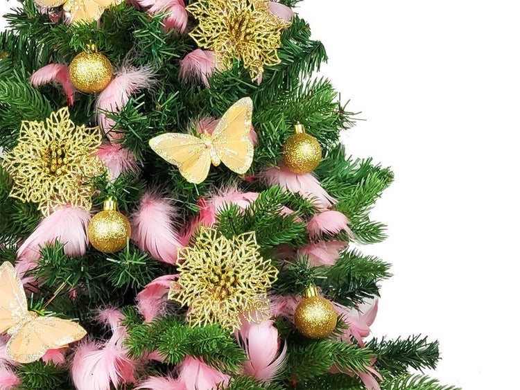 Weihnachtsbaum geschmückt mit glitzernden Sternen Anhängern, Kugeln, Schmetterlingen und Federn als weihnachtliche Dekoration.