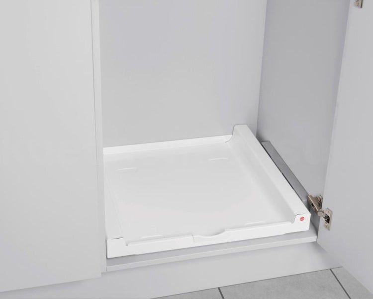 Weißer Auszugsboden aus Kunststoff in einem Schrank montiert.
