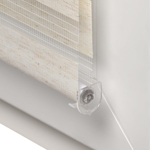 Nahaufnahme eines Rollos mit transparenten und blickdichten Streifen