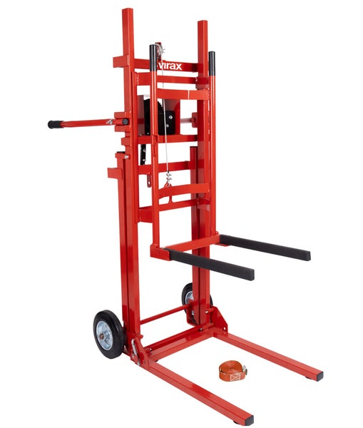 Manueller Materiallift Virax aus rotem Stahl mit zwei Gabeln, Rädern und einer Winde.