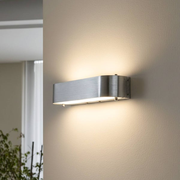 Wandleuchte aus Metall im Innenraum