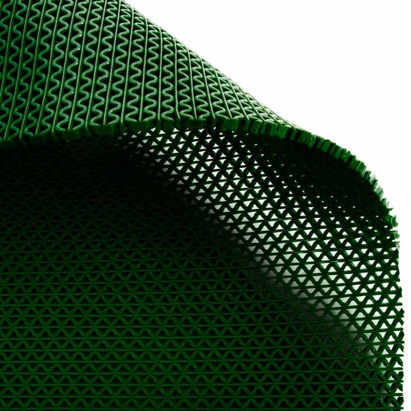 Person geht barfuß auf einer Sicherheitsmatte mit Warnzeichen für Rutschgefahr