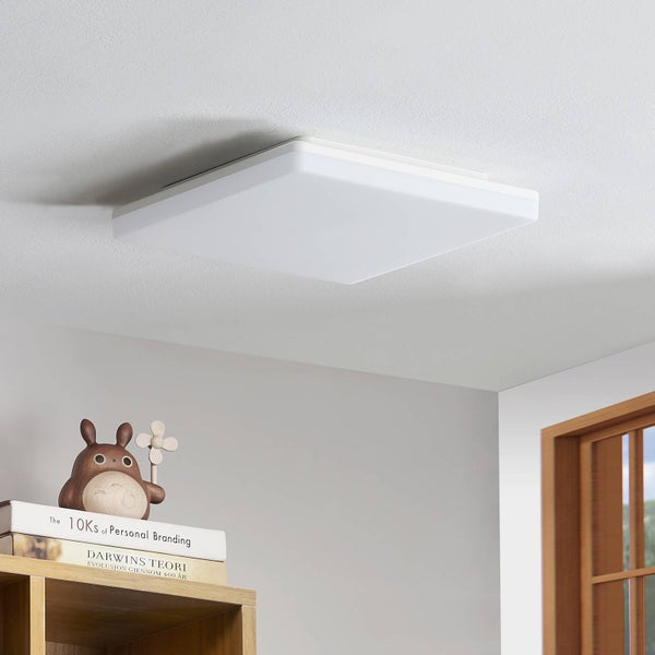 Quadratische LED-Deckenleuchte mit einer Breite von 28 Zentimeter und einer Höhe von 5 Zentimeter.