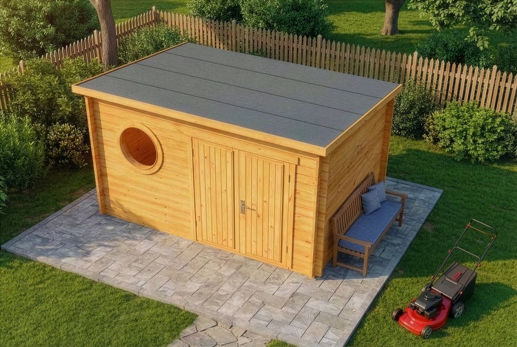 Modernes Gartenhaus aus Holz mit Flachdach, Doppeltür und rundem Fenster auf einer Steinterrasse in einem organisierten Garten.