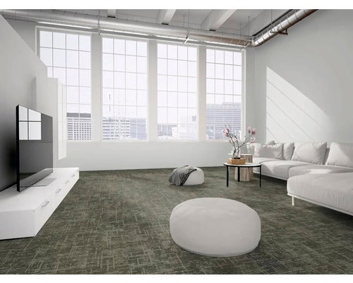 Modernes, helles Wohnzimmer im Loft-Stil mit großen Fenstern und dunklem, strukturiertem Bodenbelag.