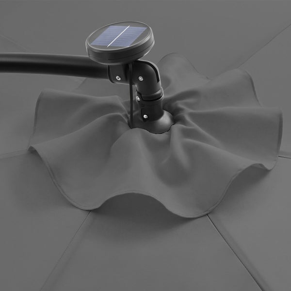 Solarmodul auf der Spitze eines Sonnenschirms zur Stromversorgung.