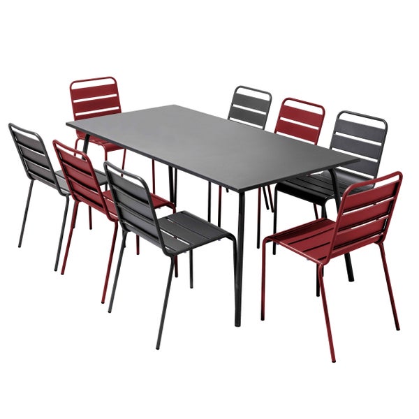 Gartenmöbel-Set bestehend aus einem rechteckigen Tisch und acht Stühlen aus Metall mit Latten-Design in Schwarz und Rot.