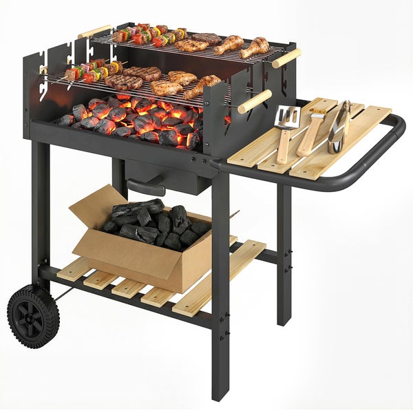 Mobiler Holzkohlegrill mit zwei Grillebenen, Seitenablage aus Holz, Grillbesteck und glühenden Kohlen.