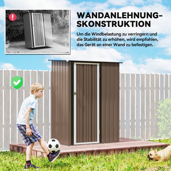 Metall-Gerätehaus zur Wandmontage auf einer Holzterrasse im Garten, empfohlen zur Erhöhung der Stabilität gegenüber Windlasten.
