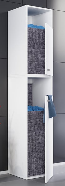 Hoher weißer Badezimmerschrank mit zwei offenen Fächern mit Stoffkörben und Handtuchhalter