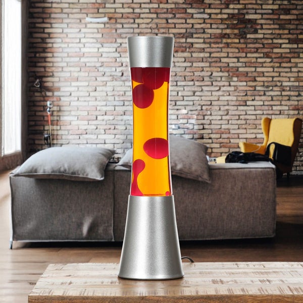 Dekorative Lavalampe mit Retro Design auf einem Holztisch