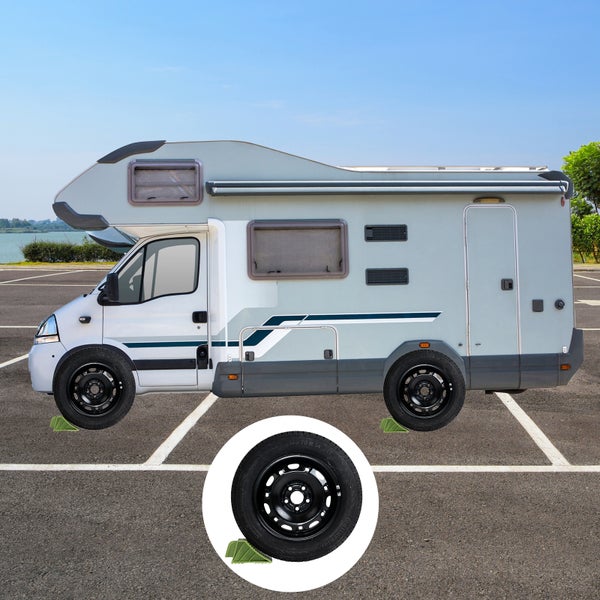 Reisemobil geparkt auf Keilen mit zusätzlichem Reifen zur Veranschaulichung