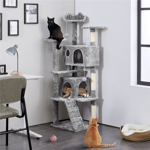 Grauer Kratzbaum mit mehreren Ebenen, Höhlen und Spielzeug, mit Katzen
