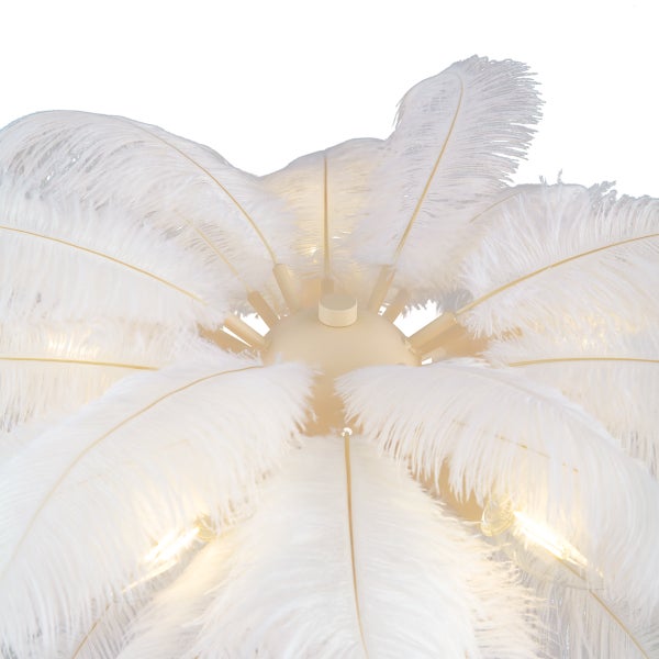 Weiße Deckenlampe mit Straußenfedern in Palmenoptik, Detailansicht der Halterung und Leuchtmittel zwischen den Federn.