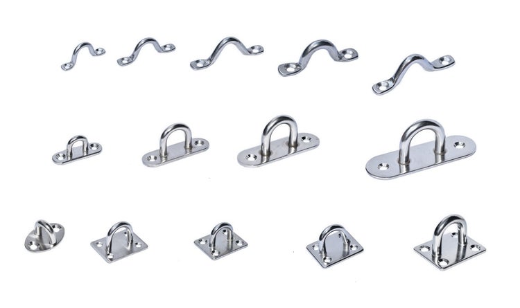 Verschiedene Augplatten, Verzurrösen und Decksaugen aus Edelstahl in unterschiedlichen Größen sowie ovalen, rechteckigen und gebogenen Ausführungen.