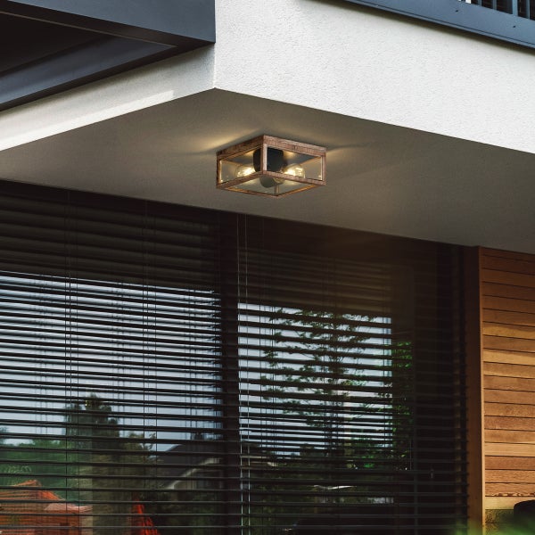 Quadratische Deckenleuchte für den Außenbereich mit Rahmen in Holzoptik und Glaseinsätzen, montiert an einer Decke über einem Fenster.