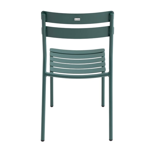 Grüner Gartenstuhl aus Metall mit Sitzfläche und Rückenlehne aus Lamellen.