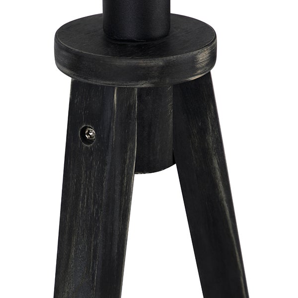 Detailansicht eines dreibeinigen Standfußes einer Leuchte aus Holz im antiken Design.
