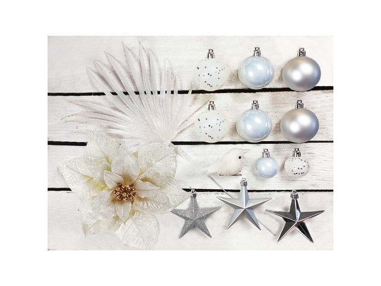 Weihnachtsbaumschmuck Set bestehend aus Weihnachtskugeln, Sternen, einer künstlichen Blume und einer dekorativen Vogelfigur auf Holzuntergrund.