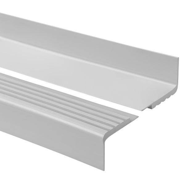 Treppenkantenprofil aus Aluminium in Silberoptik mit geriffelter Oberfläche für Rutschfestigkeit.