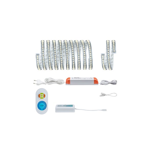 Helle Küche mit weißen Schränken und Holzarbeitsplatten