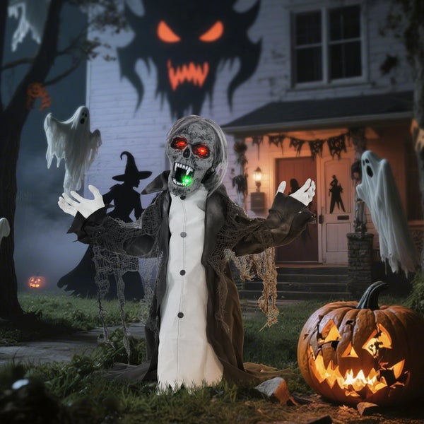 Dekorative Halloween-Szene mit einem animierten Zombie, Geistern, einer Hexe und einem geschnitzten Kürbis vor einem Haus.