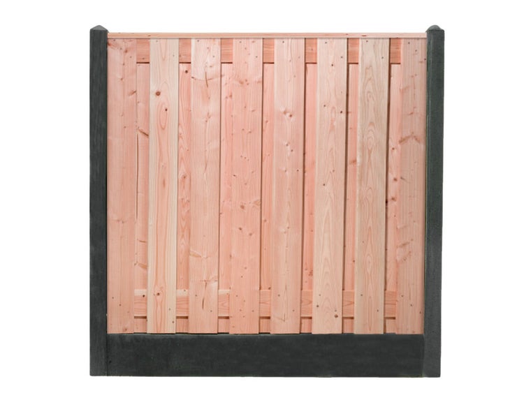 Drei Personen spielen mit Wasserpistolen vor einem Holzzaun in einem Garten.