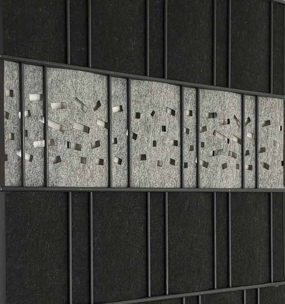 Dekoratives Wandelement mit geometrischen Ausschnitten