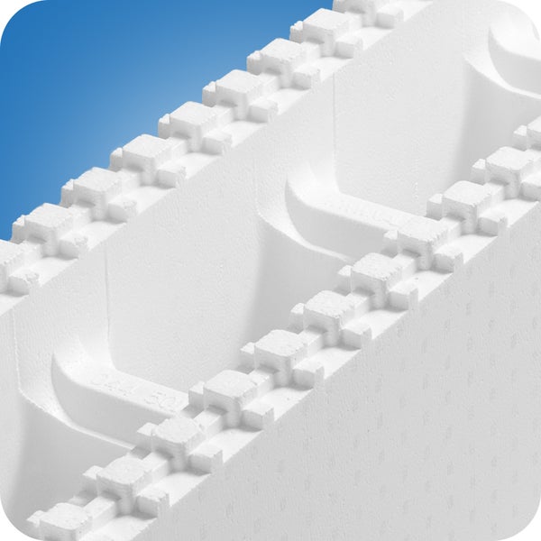 Detailaufnahme eines weißen Schalungssteins aus expandiertem Polystyrol mit Verzahnung für den Poolbau.