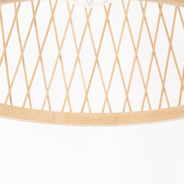 Nahaufnahme eines Lampenschirms aus Bambus mit feinem Gittergeflecht und einem massiven Holzring.