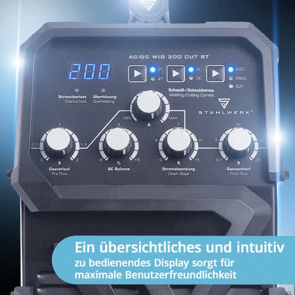 Bedienfeld eines STAHLWERK Schweißgeräts mit Digitalanzeige und Drehreglern für präzise Einstellungen von Stromstärke und Gasfluss.