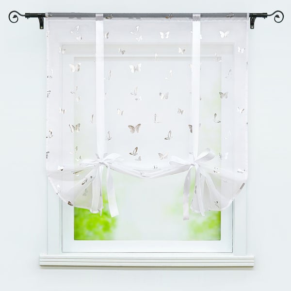 Gardine mit Schmetterlingsmuster am Fenster
