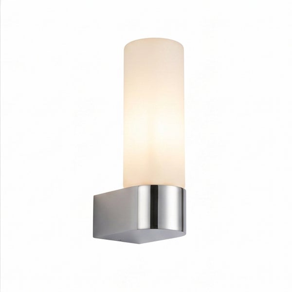 Moderne Wandleuchte in Zylinderform mit mattem Glas und glänzender Halterung für eine gleichmäßige Beleuchtung.