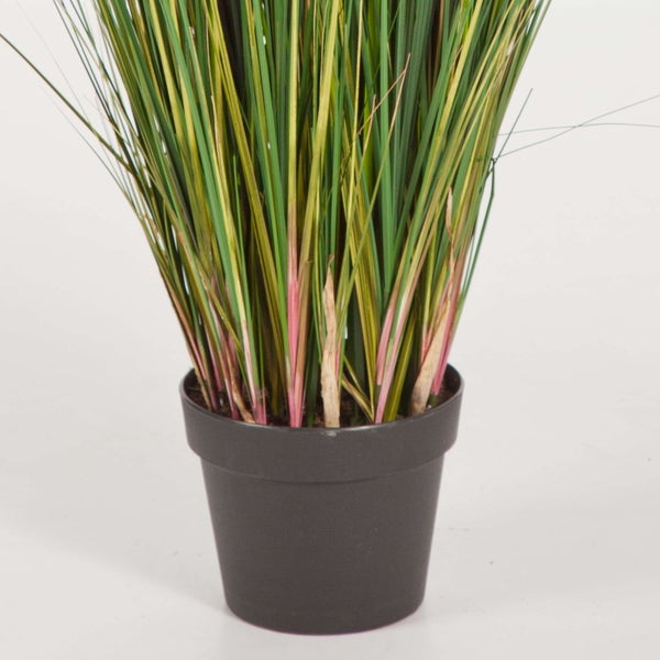 Künstliche Hängeampel mit violett-weißen Blüten und grünen Blättern im braunen Flechtkorb mit Metallkette.