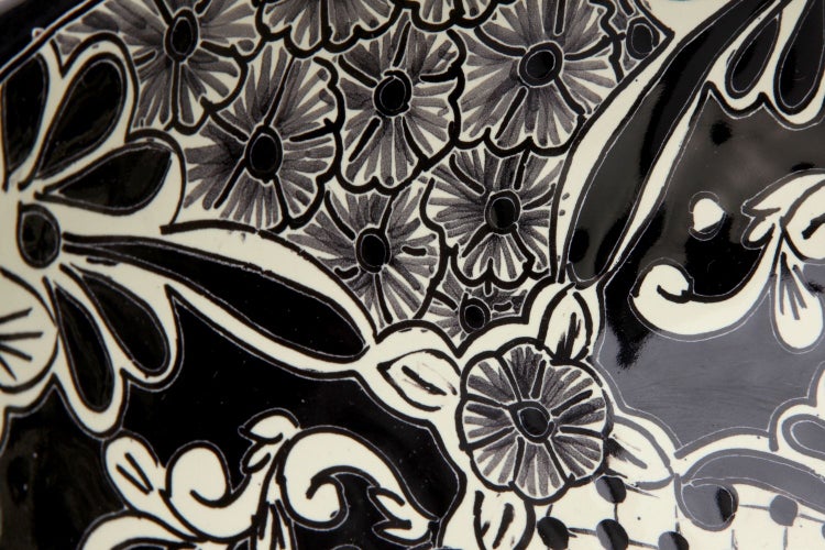 Nahaufnahme von Keramik mit floralen Mustern