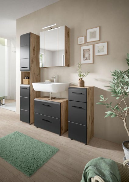 Helles Badezimmer mit modernen Möbeln in Holzoptik und Anthrazit: Hochschrank, Waschbeckenunterschrank mit Waschbecken, Spiegelschrank und Midischrank.