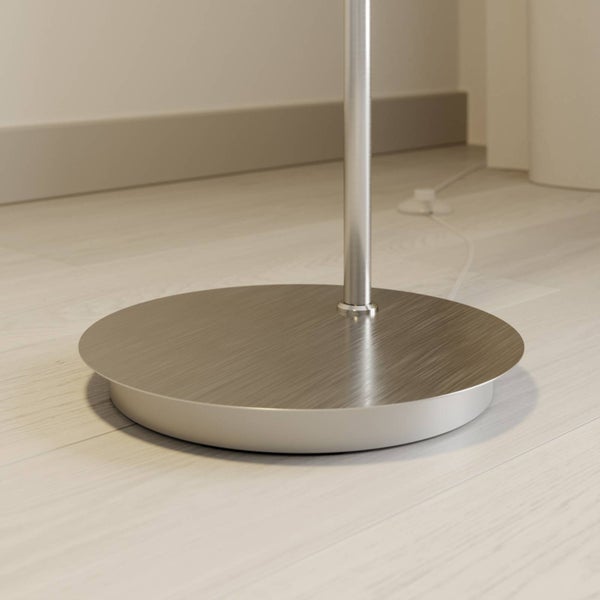Detailaufnahme vom Fuß einer Stehlampe aus Metall