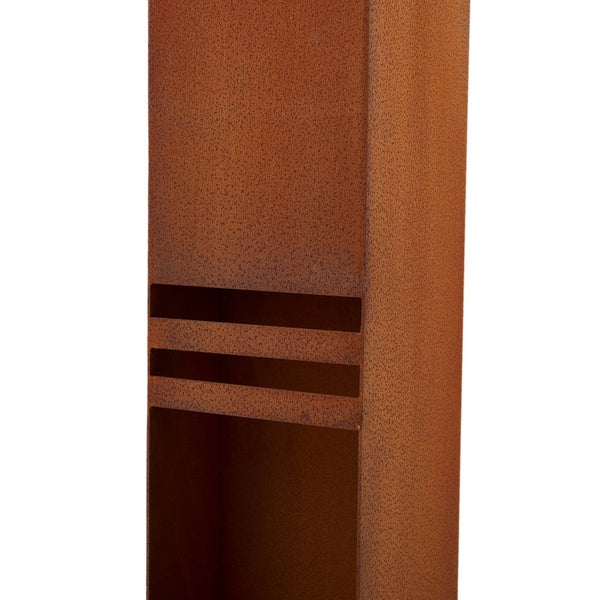 Rechteckige Säule aus Cortenstahl mit horizontalen Aussparungen.